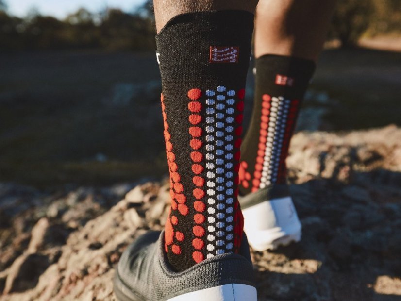 COMPRESSPORT Běžecké ponožky PRS V4.0 TRAIL - Barva: Černá-červená, Velikost: T2