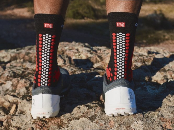 COMPRESSPORT Běžecké ponožky PRS V4.0 TRAIL - Barva: Černá-červená, Velikost: T4